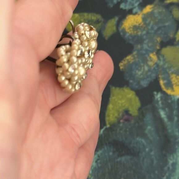 Vintage 1940’s-1950’s Pearl and Crystal Cluster Clip On Earrings - Picture 4 of 5